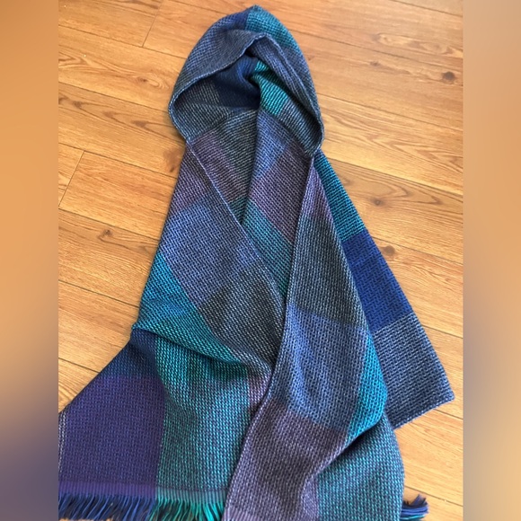 Gorgeous hooded Shawl - Picture 3 of 4